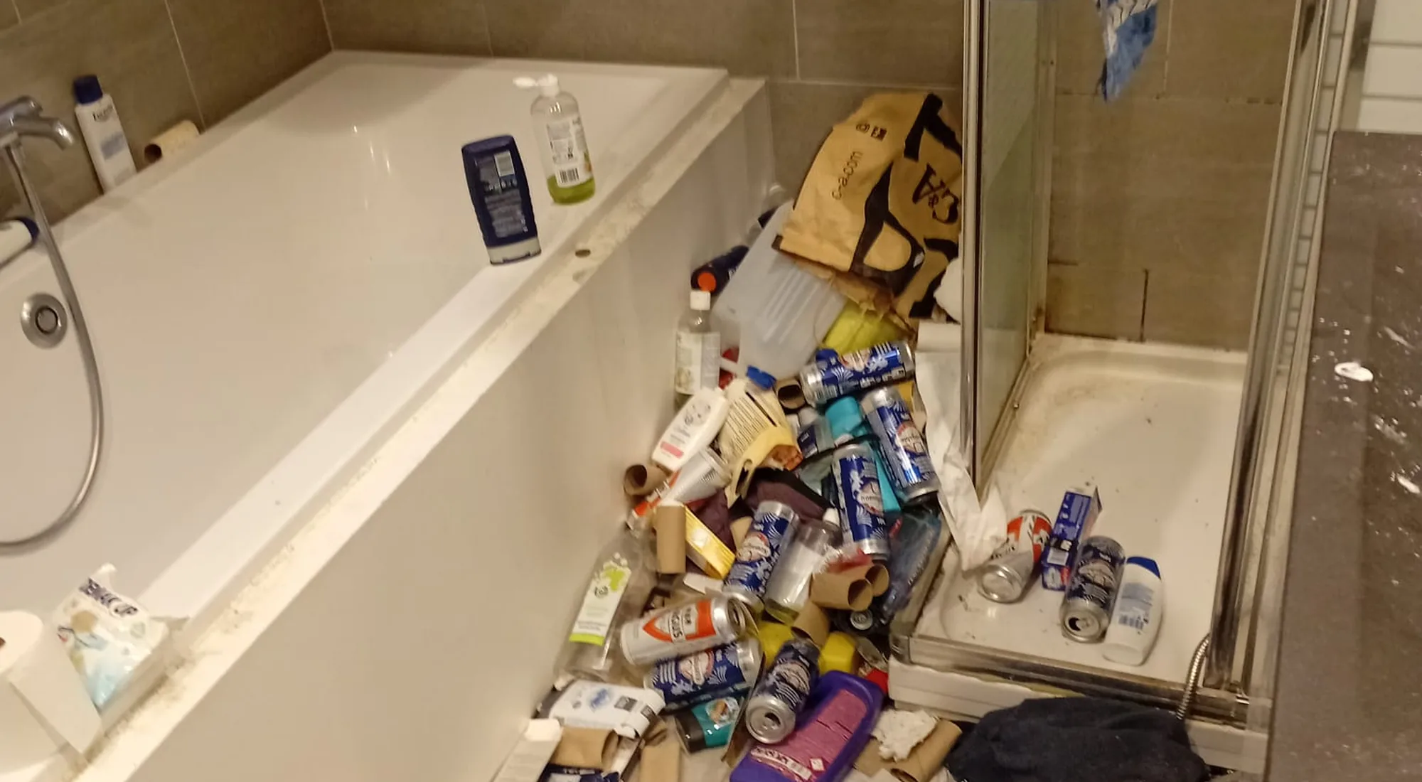 Appartement leegmaken: badkamer met spullen rond het bad