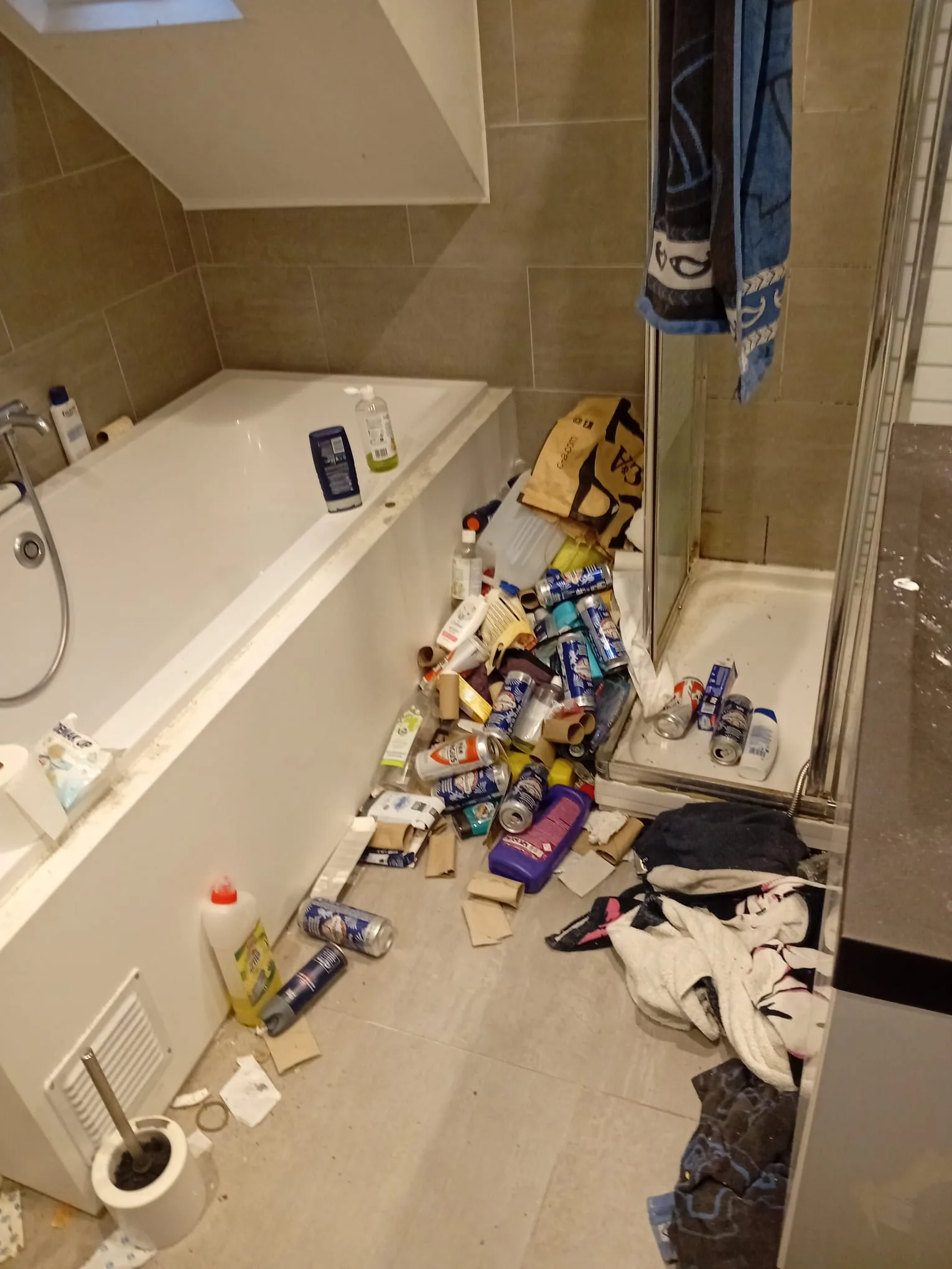 Appartement leegmaken: badkamer met spullen rond het bad
