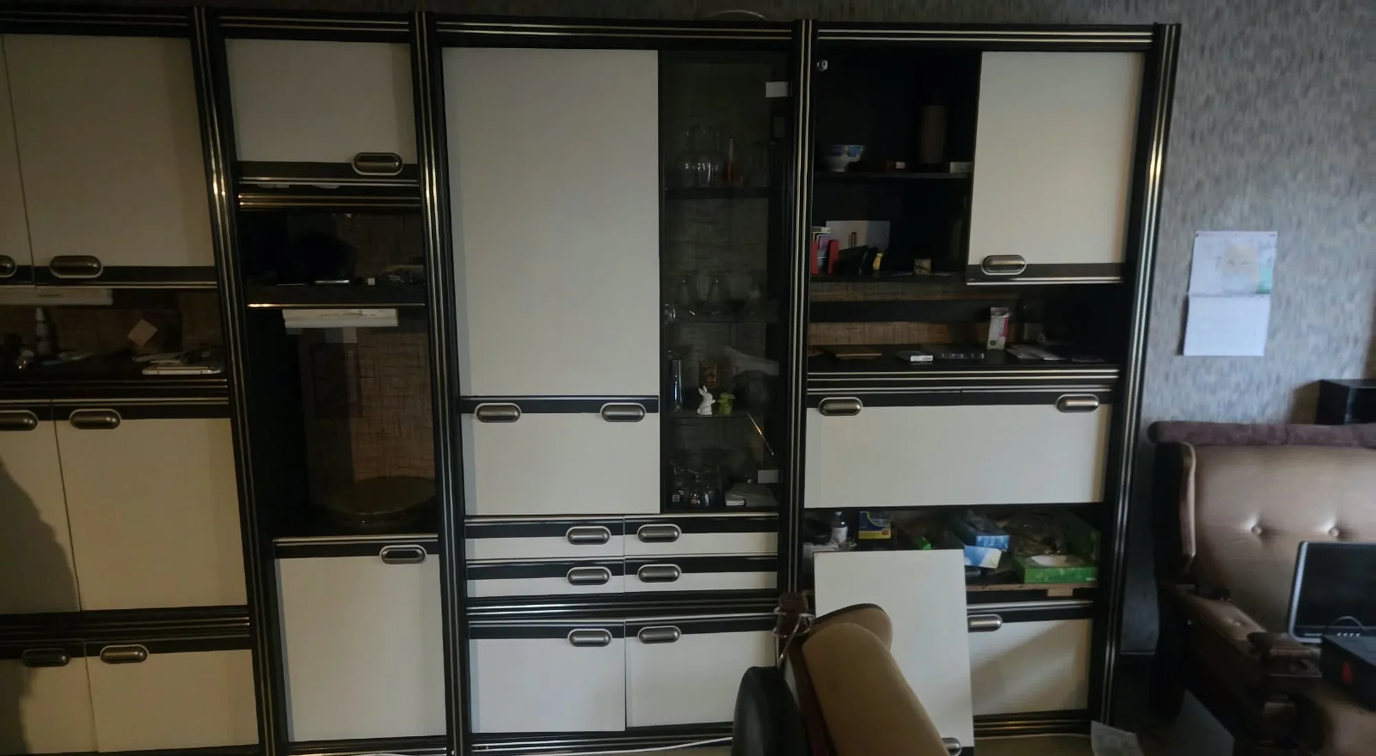Appartement leegmaken: een ingebouwde kastenwand, leeg