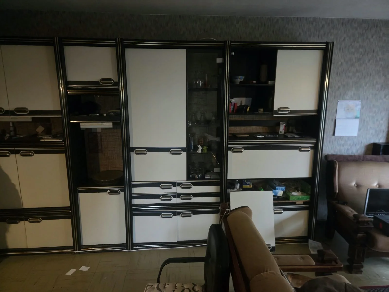 Appartement leegmaken: een ingebouwde kastenwand, leeg