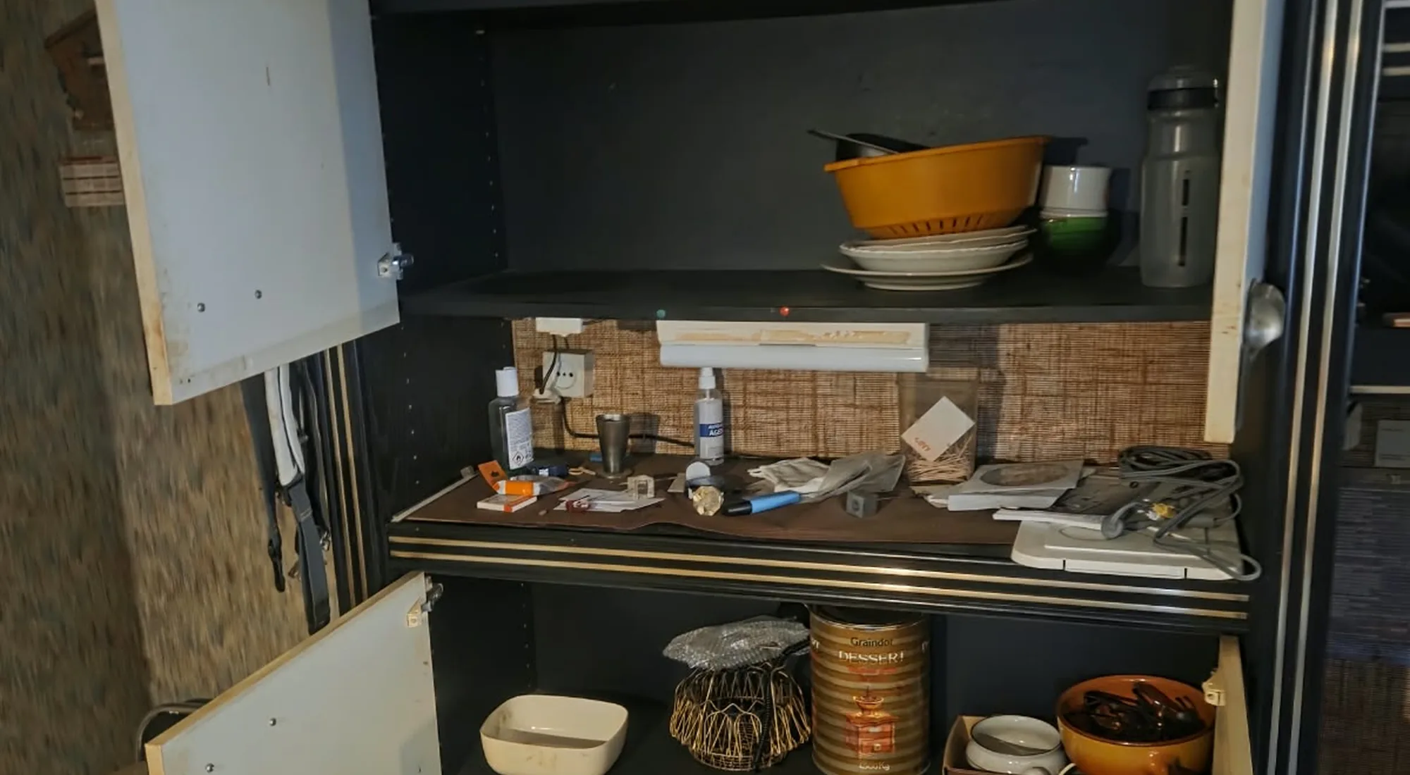 Appartement leegmaken: keukenkast vol serviesgoed