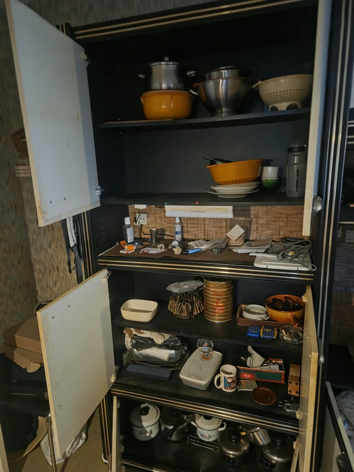 Appartement leegmaken: keukenkast vol serviesgoed