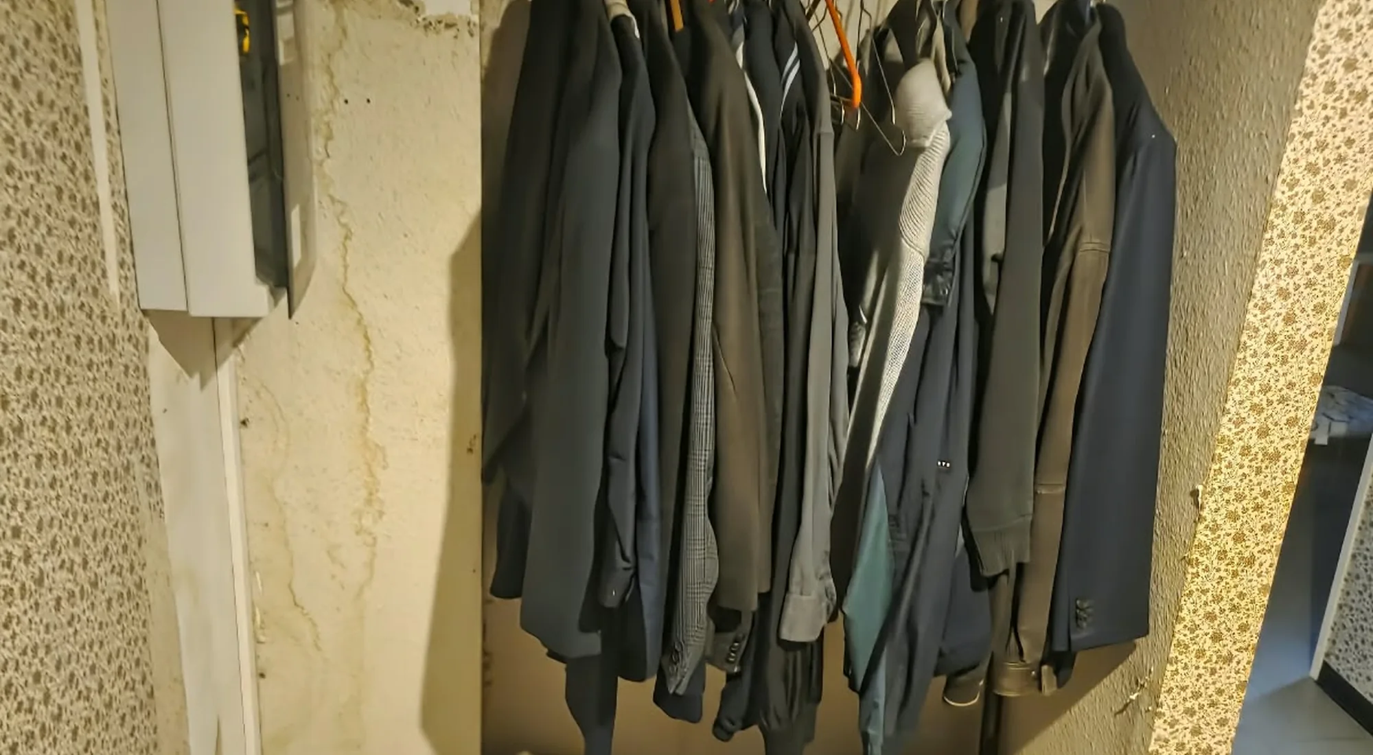 Appartement leegmaken: een volle kleerkast met kledij