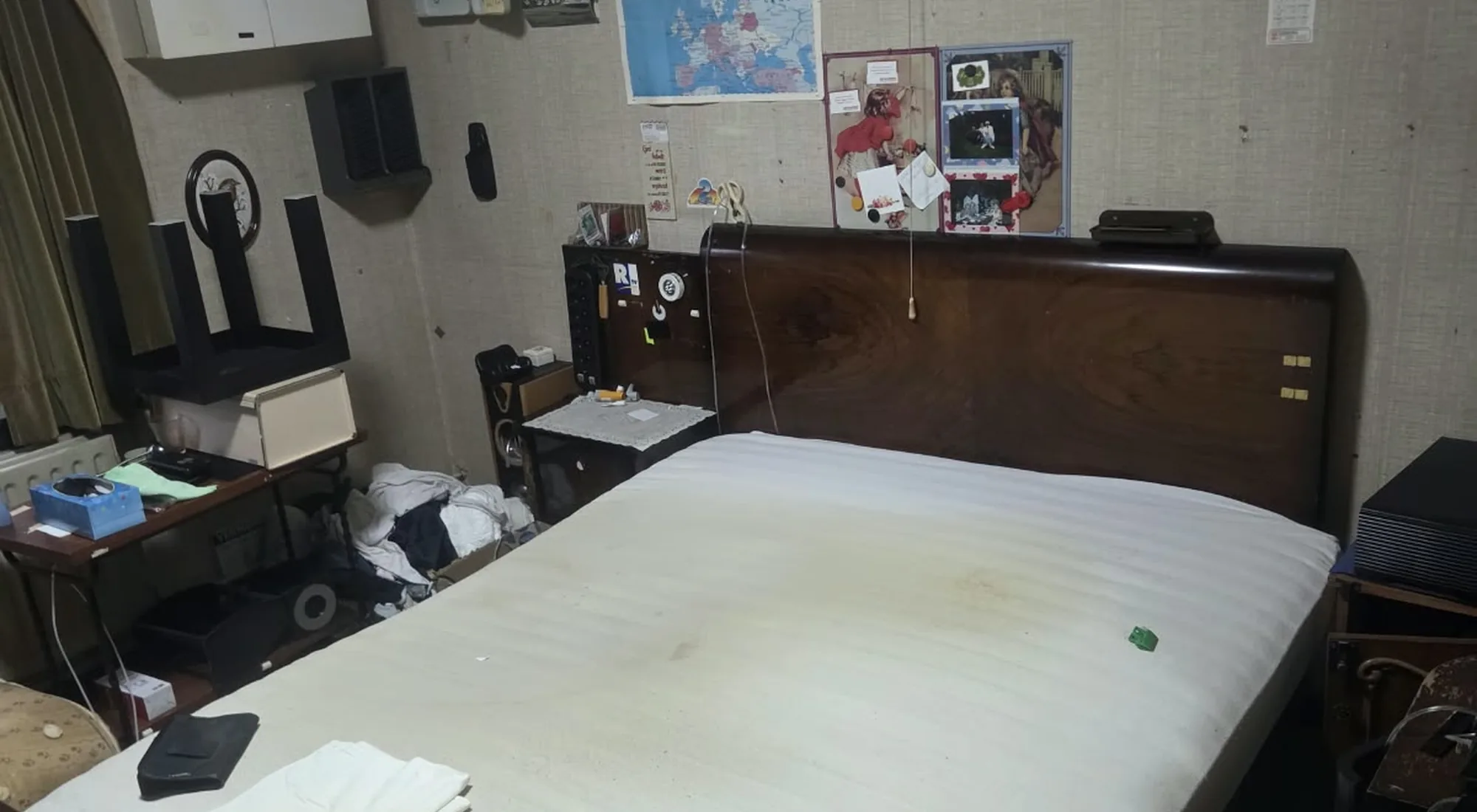 Appartement leegmaken: slaapkamer ontruimd, het bed weg