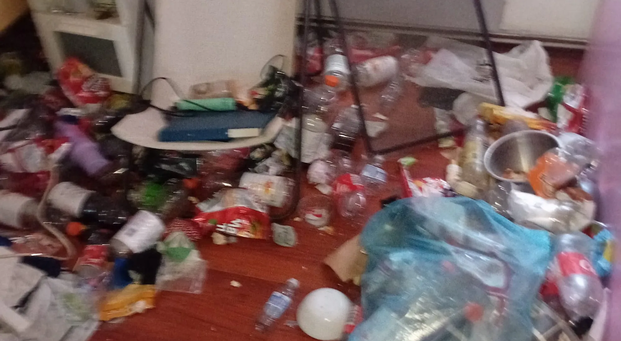 Appartement leegmaken: een kamer met een vloer vol afval