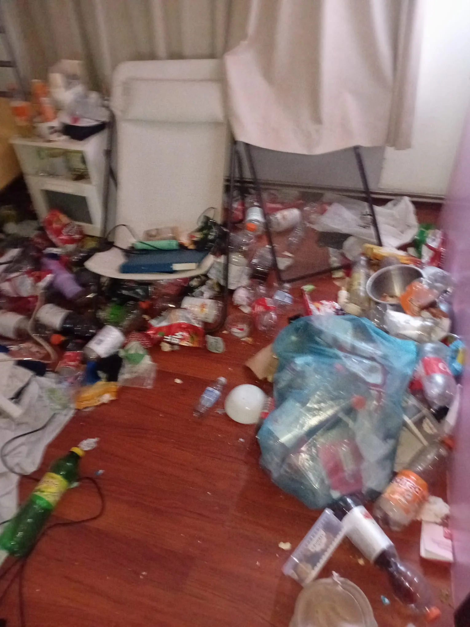 Appartement leegmaken: een kamer met een vloer vol afval