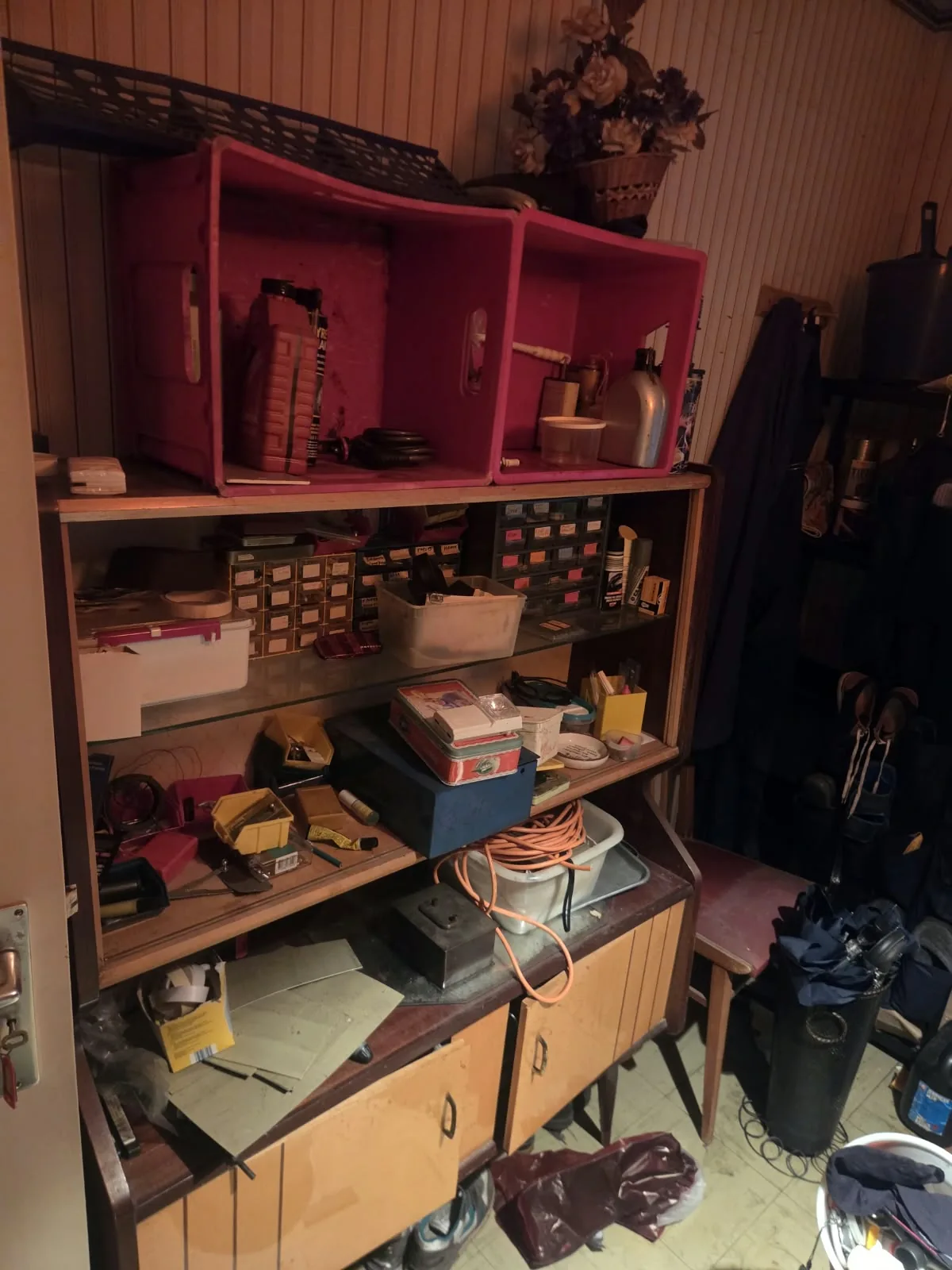 Berging leegmaken: metalen rek met dozen en schoenen